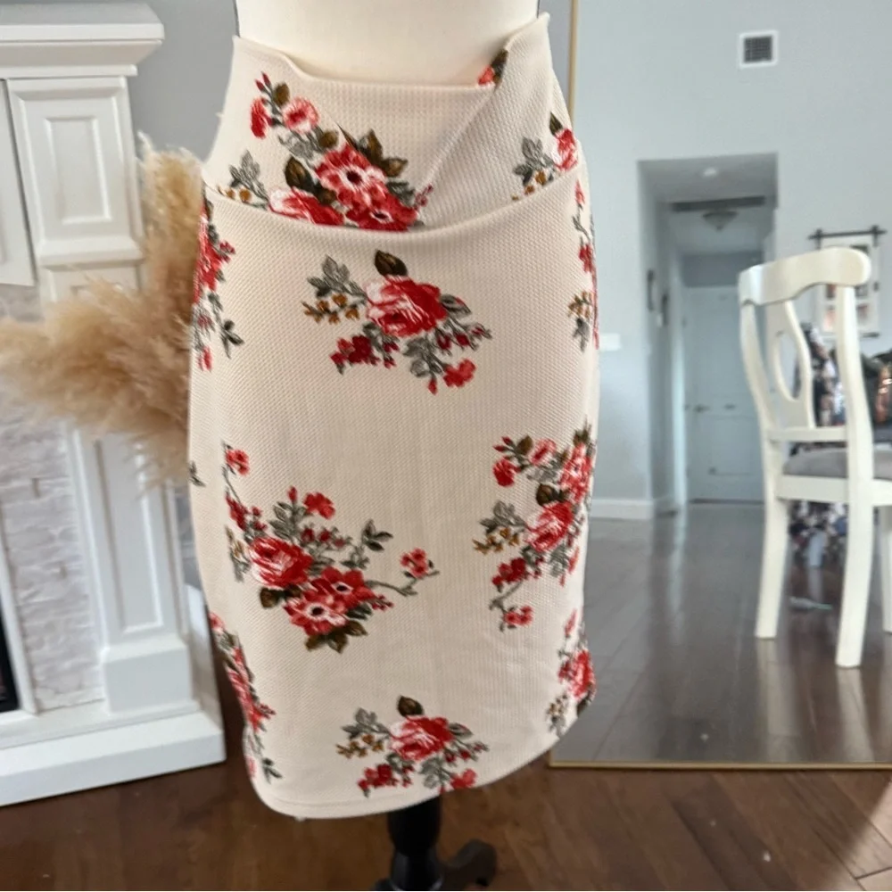 LuLaRoe Stretchy Floral Pencil Skirt Fall- Red and Green Rare Pattern - Picture 3 of 4